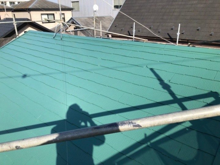 スレート屋根に換気棟と棟板金交換工事、及び屋根塗装工事したお住まい