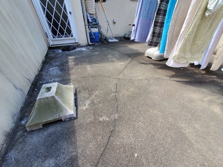 ひび割れした築14年陸屋根