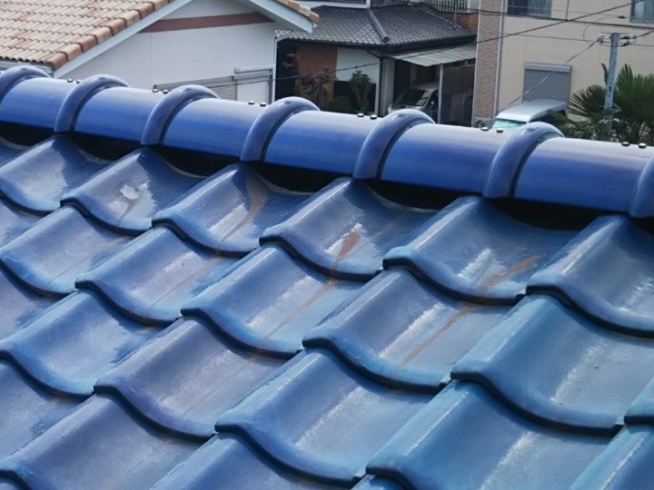 漆喰が崩れた瓦屋根に棟取り直し工事を施工