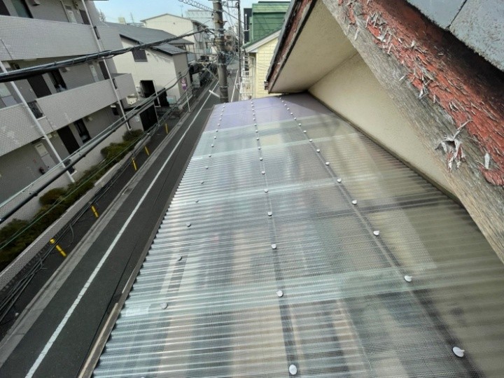 ベランダのポリカ波板屋根を新しく交換工事したお住まい