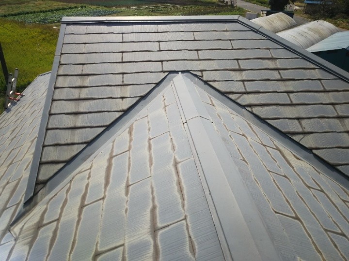 棟板金が損傷した屋根