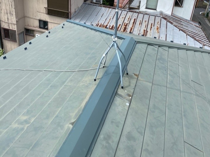 台風被害で損傷した棟板金に樹脂製貫板を採用した棟板金交換工事を施工