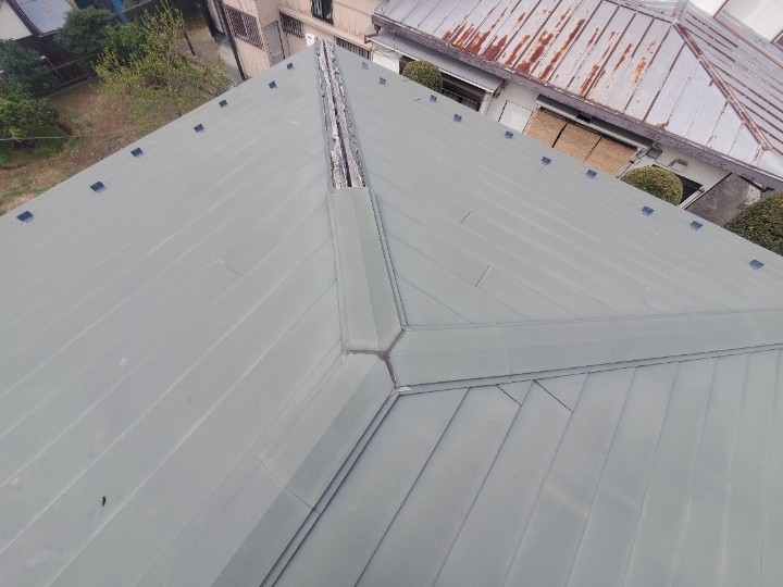 台風被害で損傷した棟板金