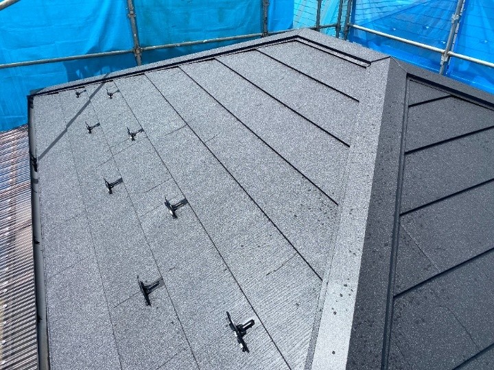 防水性が低下したスレート屋根にスーパーガルテクトを採用した屋根カバー工事を実施