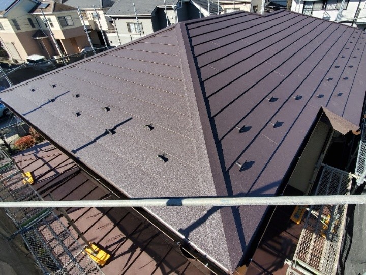 金属屋根材「スーパーガルテクト」へ葺き替え工事したお住まい