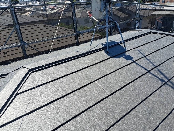 スレート屋根にスーパーガルテクトを用いた屋根カバー工事と軒天部分交換工事を併せて施工