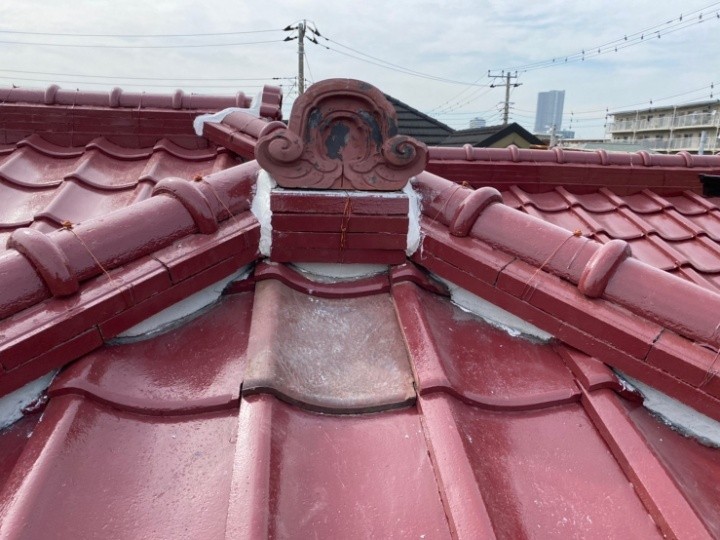 経年劣化で鬼瓦が落下した瓦屋根に棟取り直し工事を施工
