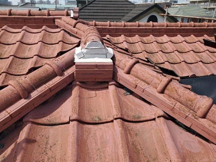 経年劣化で鬼瓦が落下した瓦屋根