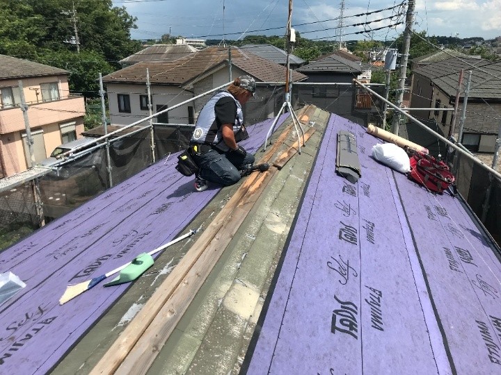 防水シート敷設と棟周りの下地確認