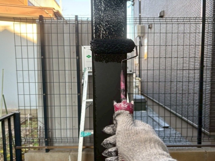 支柱・手すりの上塗りで均一な保護膜へ