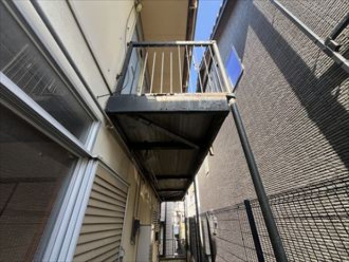 塗装工事前のアパートの鉄骨階段
