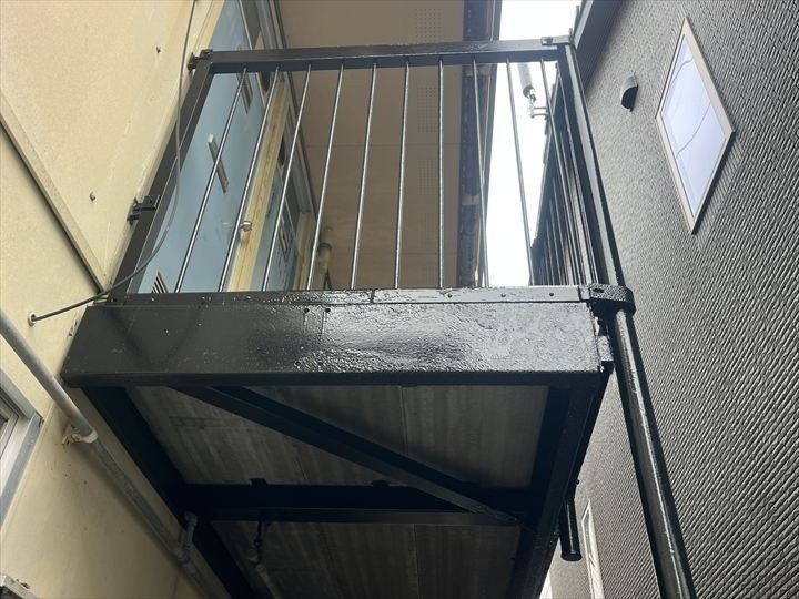 塗装工事後のアパートの鉄骨階段