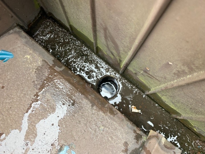 詰まりが発生したベランダ下の内樋