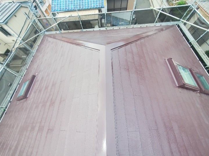 塗料材ファインパーフェクトベスト（ニューワイン色）を採用した屋根塗装工事を施工