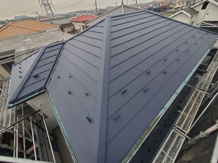 スーパーガルテクトを採用した屋根カバー工事を実施したお住まい