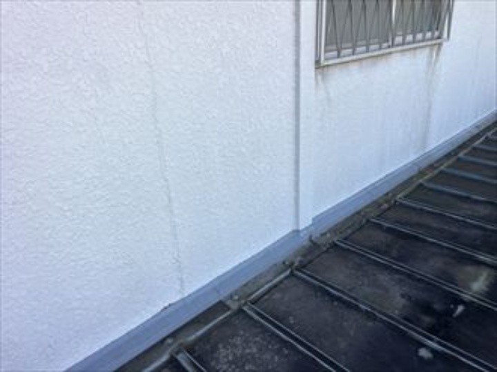 「屋根の縁切り工事＋外壁のコーキング補修工事」を実施する前のお住まい