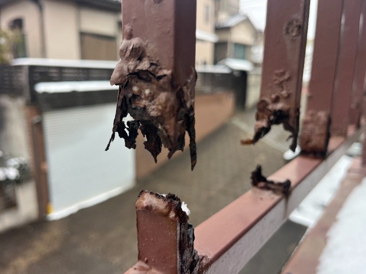 手摺の腐食による欠損と穴あきを確認