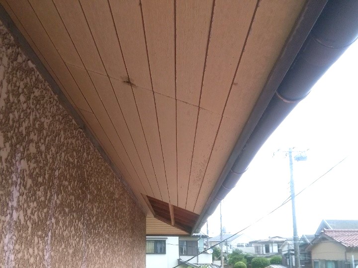 強風被害を受けた軒天