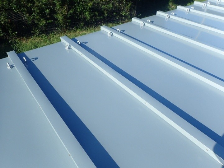 雨漏りしたキュービクル屋根に加工した板金の設置工事した外観