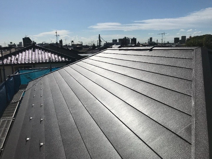 雹被害を受けたスレート屋根にスーパーガルテクトを用いた屋根カバー工事