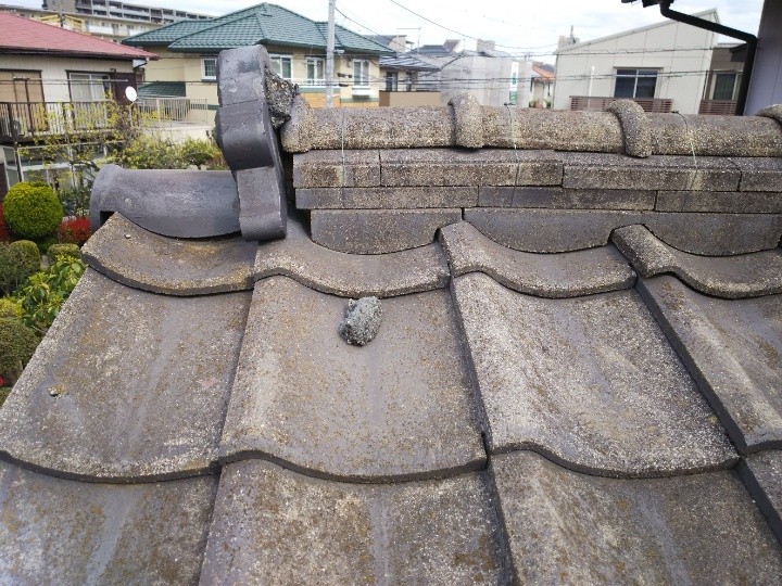 鬼瓦周辺の剥離状況