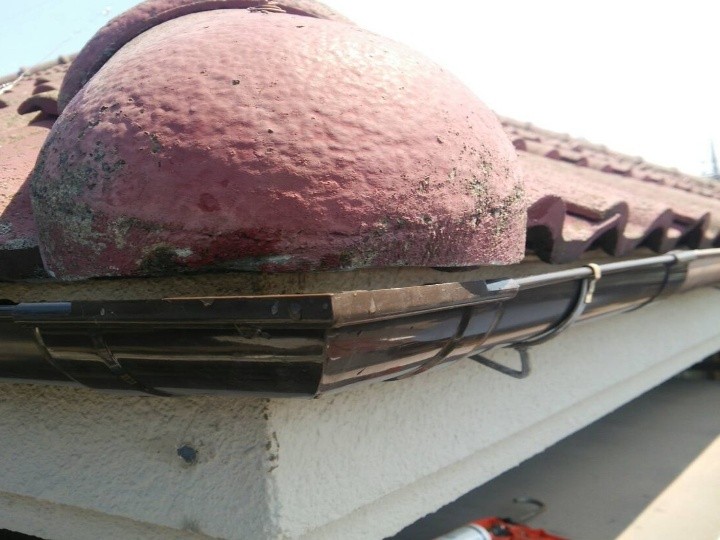 損傷した雨樋の交換工事と隅棟先セメントの補修工事を併せて施工