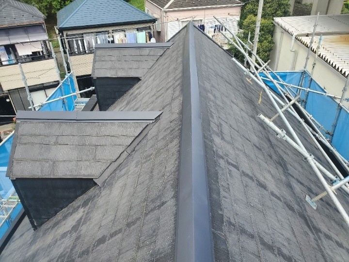 台風被害で飛散した棟板金に樹脂製貫板を採用した棟板金交換工事を実施