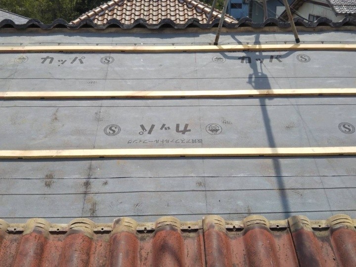 雨漏りした屋根に「棟瓦取り直し工事と屋根葺き直し工事」を併せて施工