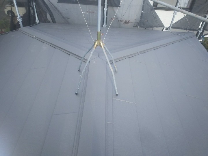 アスベスト含有屋根からスーパーガルテクト金属屋根へ葺き替え工事