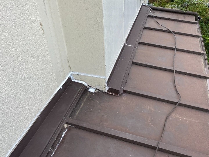 雨漏りした下屋根にシーリング処理を施した一部補修工事を実施