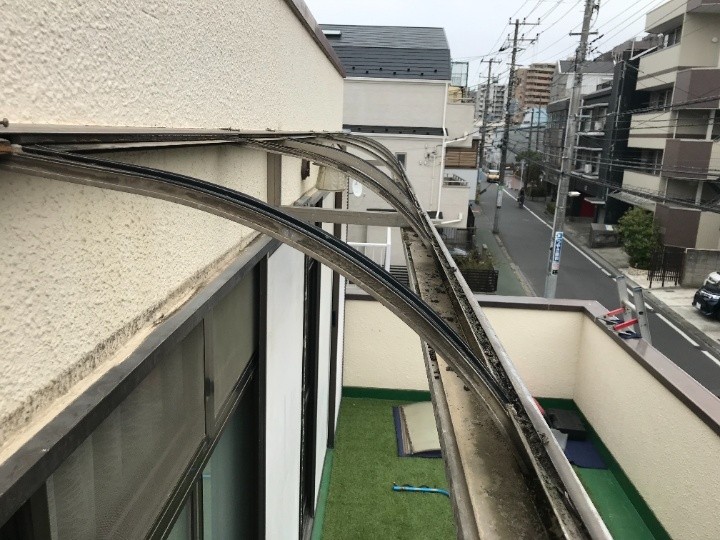 既存屋根材撤去後のフレーム露出と納まり確認