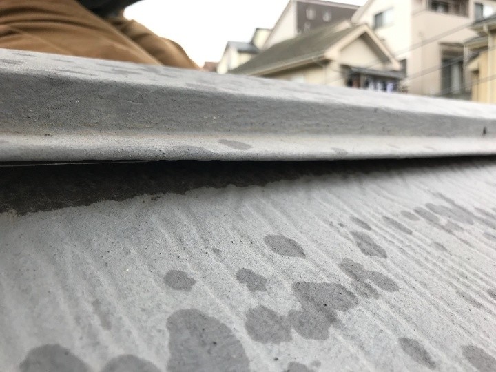 棟板金の浮きが生む隙間の確認