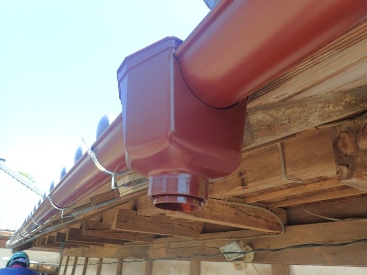 集水マスと竪樋の取り付け