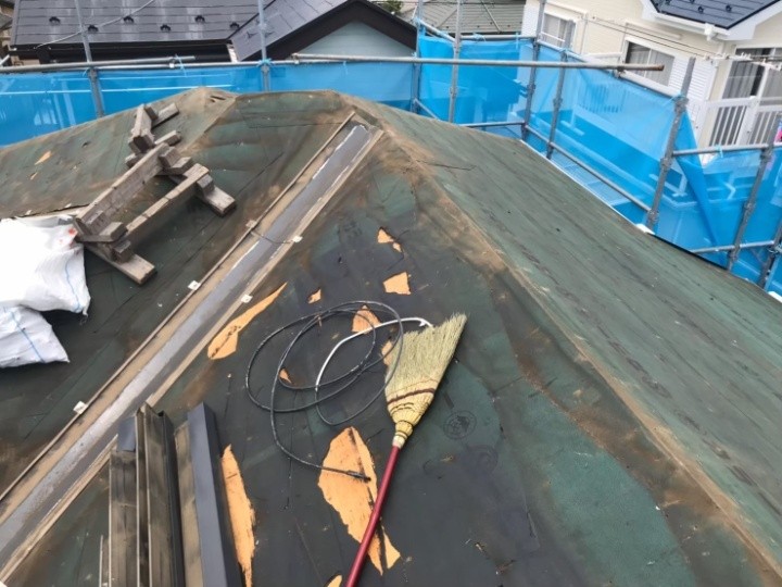 既存屋根材の撤去と清掃を徹底