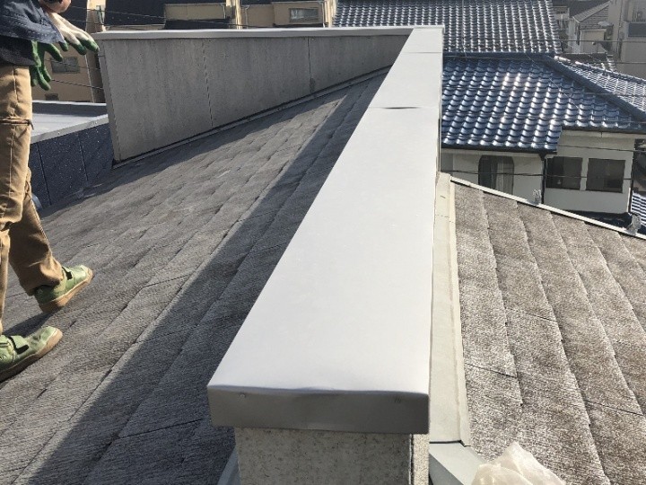 パラペット天端に笠木交換工事で止水対策して雨漏り修理した建物
