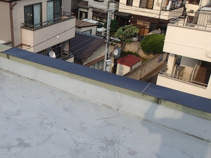 復旧工事後の屋上のパラペット笠木