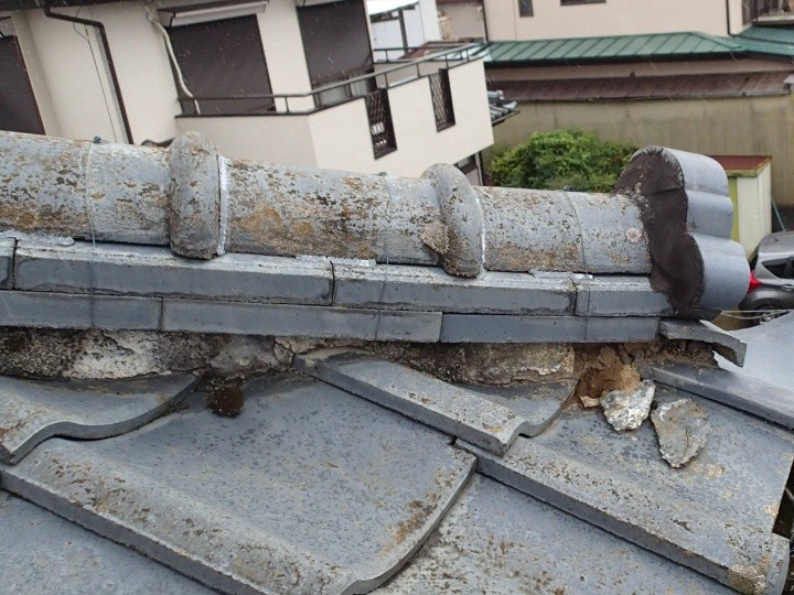 漆喰の剥離と葺き土の露出が見える箇所