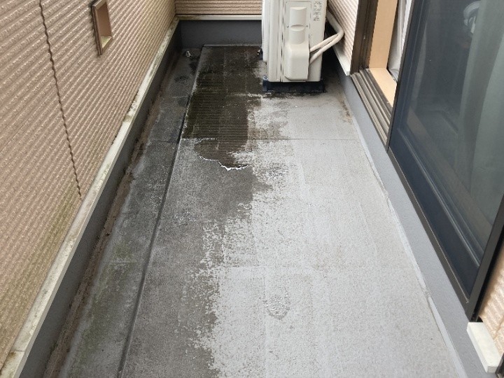 ベランダ防水層が浮いた状態