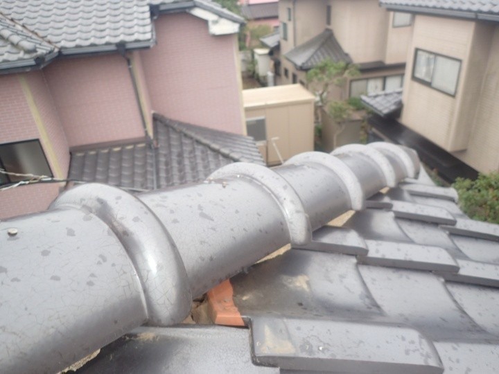 棟瓦のズレと下地の露出が疑われる箇所
