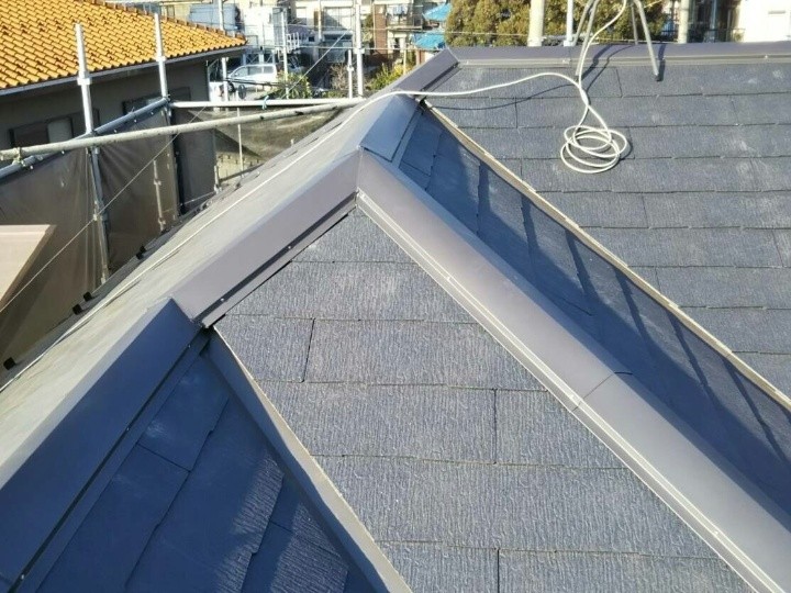 台風被害で傷んだコロニアル屋根に「部分葺き替え工事と棟板金交換工事」して復旧