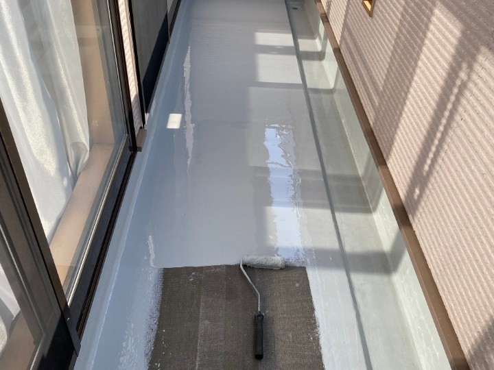 ウレタン防水材の塗装（二層で防水層を形成）