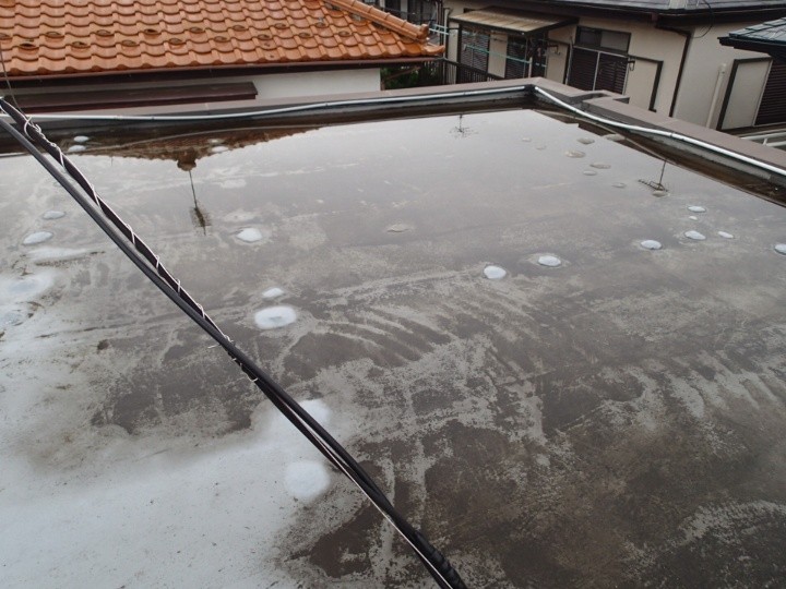 陸屋根一面の水溜まりが目立つ状態
