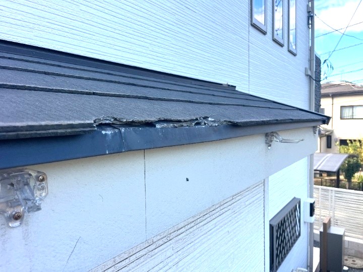 既存の雨樋を撤去して作業スペースを確保