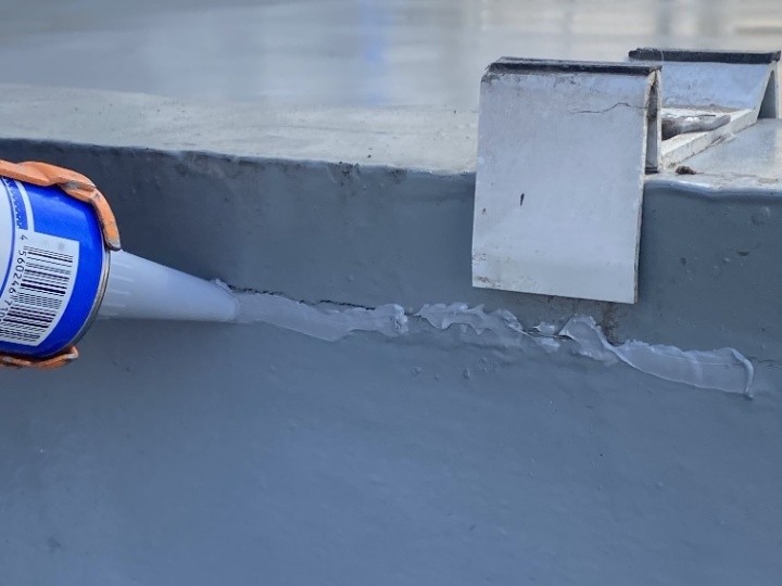 立ち上がりのひび割れへシーリングで止水