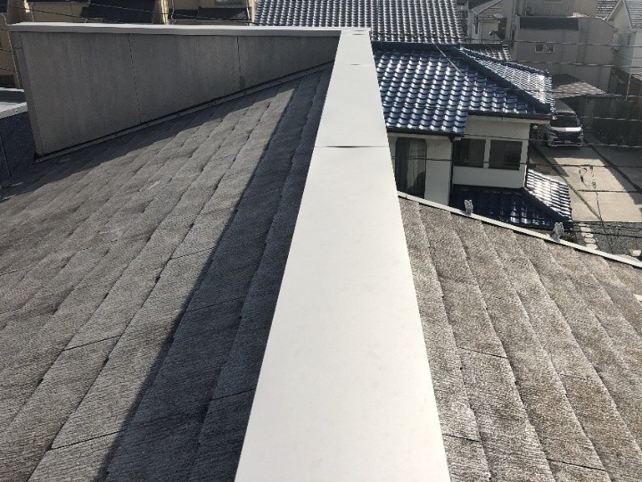 劣化で雨漏りしたパラペット天端に笠木交換工事で止水対策