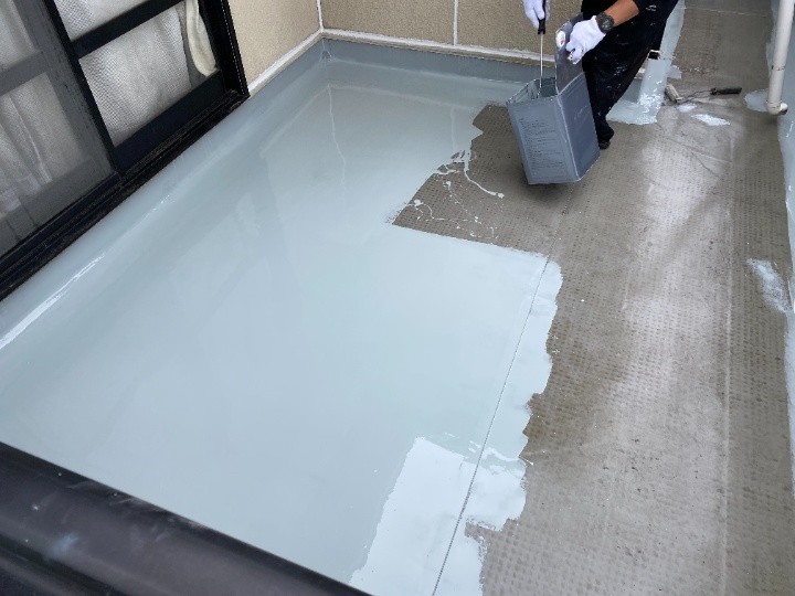 ウレタン防水材（DSカラーゼロ）の流し込みで一層目を形成