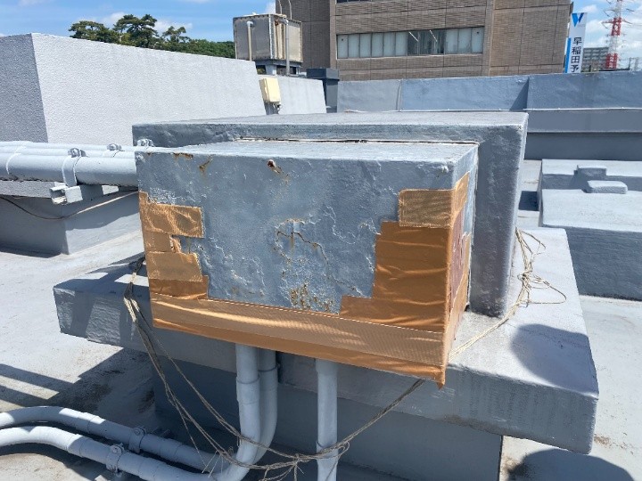 傷んだ屋上の電気配線BOXカバー