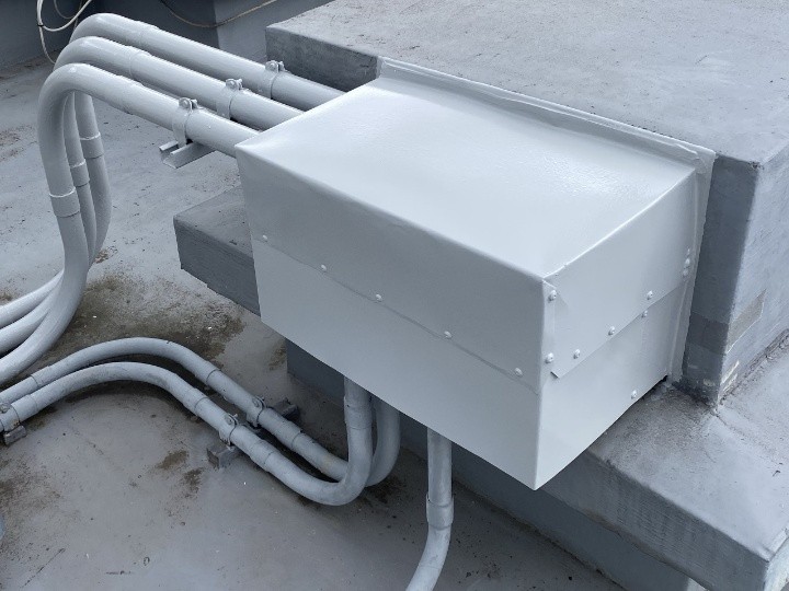 屋上に漏電対策で「電気配線BOXカバー新設工事（板金加工）と手摺塗装工事」