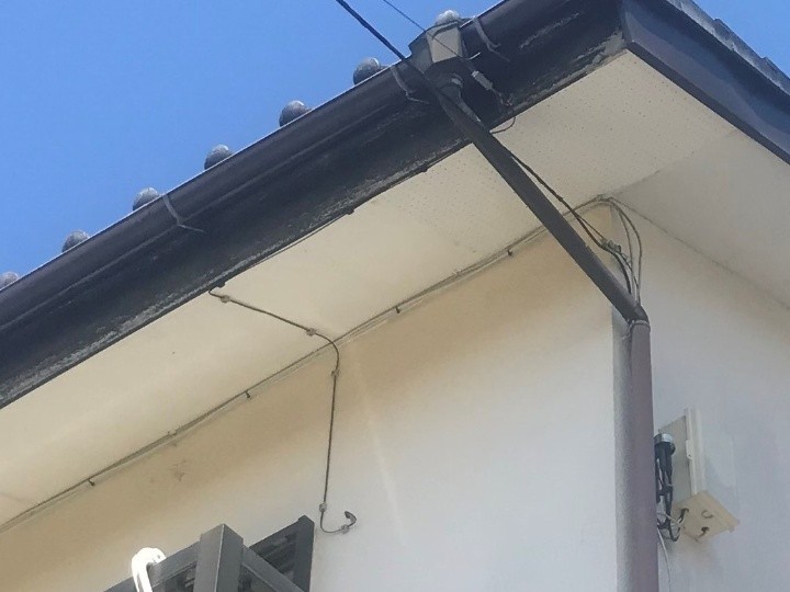 軒天をケイカル板で部分交換した後に塗装仕上げで補修工事したお住まい