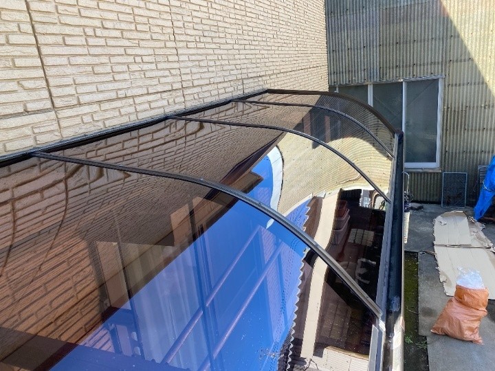 損傷したポリカ屋根に火災保険を適用して「ポリカ屋根交換工事」を実施